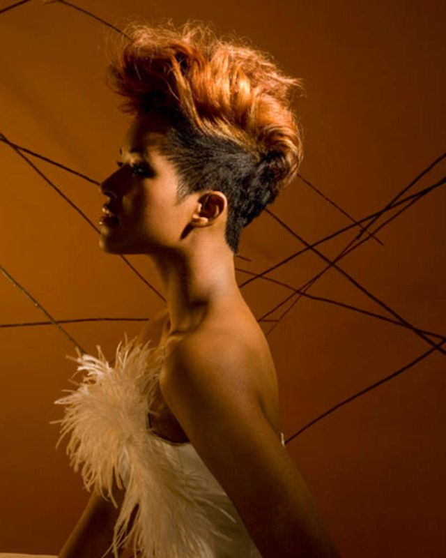 Look corto, rapado con cresta y tinte anaranjado, de la Chester Collection de Hype Coiffure