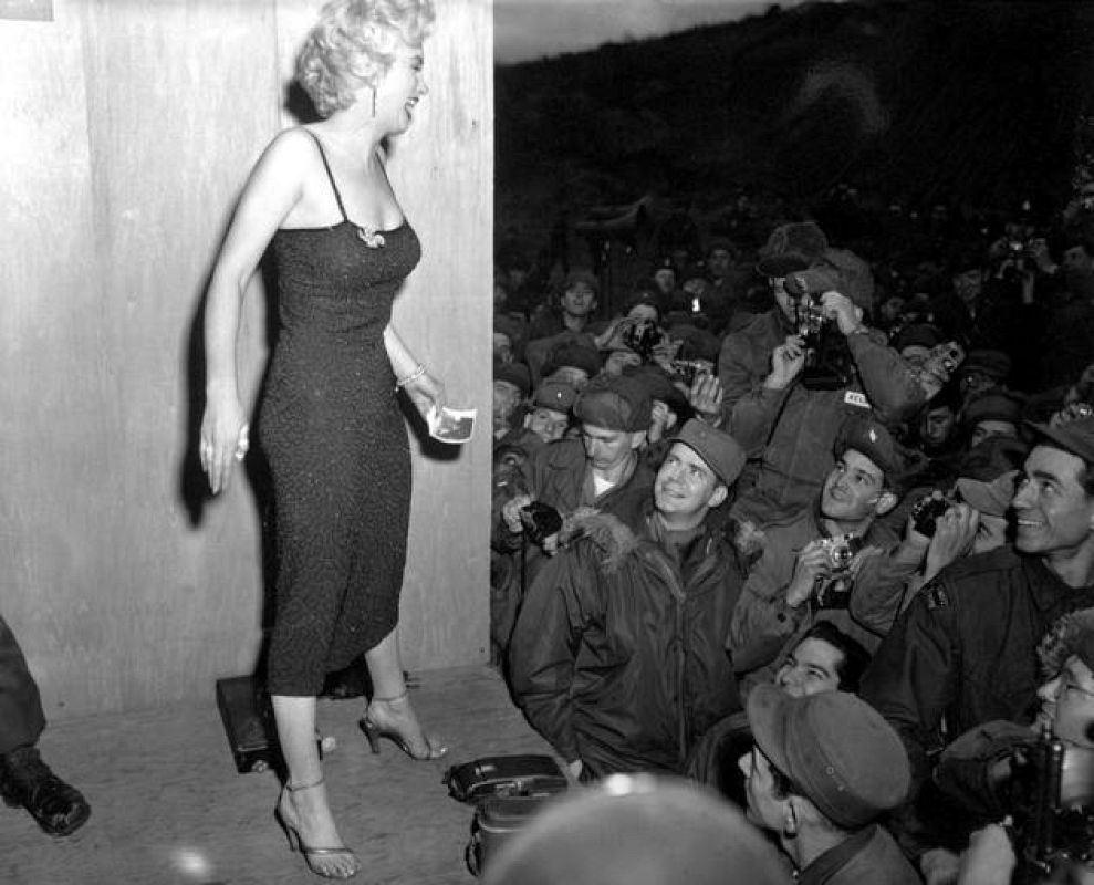 Marilyn Monroe en un programa de campamento de la USO. 