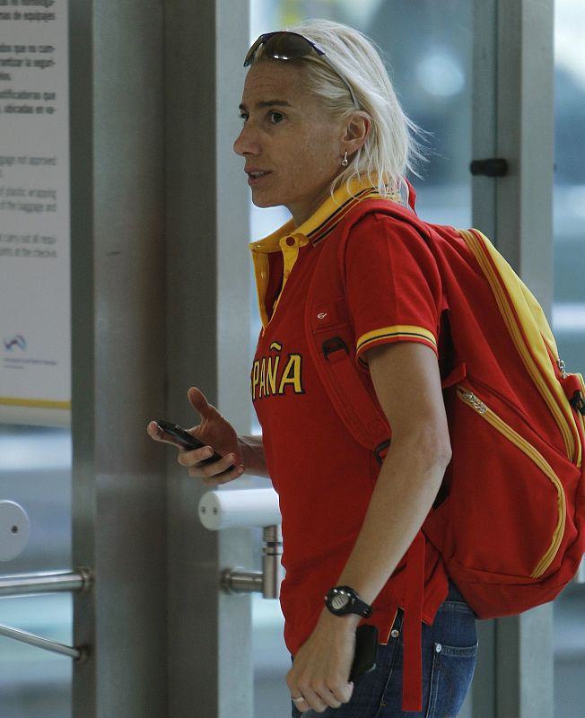 La atleta Marta Domínguez en la Terminal 4 del aeropuerto de Madrid-Barajas para viajar a Londres, donde participará en la prueba de 3.000 obstáculos de los Juegos de 2012.