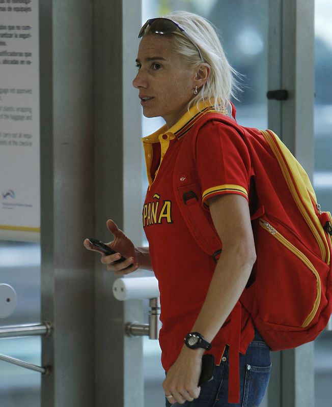 La atleta Marta Domínguez en la Terminal 4 del aeropuerto de Madrid-Barajas para viajar a Londres, donde participará en la prueba de 3.000 obstáculos de los Juegos de 2012.