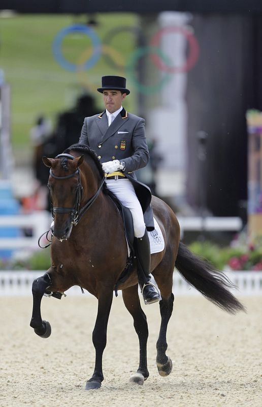 El español Jose Manuel Martín Dockx compite con su caballo "Grandioso" en el Gran Premio de Doma de los Juegos Olímpicos Londres 2012 en Greenwich Park, al sureste de Londres.