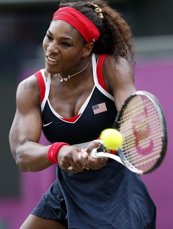 La tenista estadounidense Serena Williams durante el partido que ha disputado contra la danesa Caroline Wozniacki en la sexta jornada del torneo de tenis olímpico.