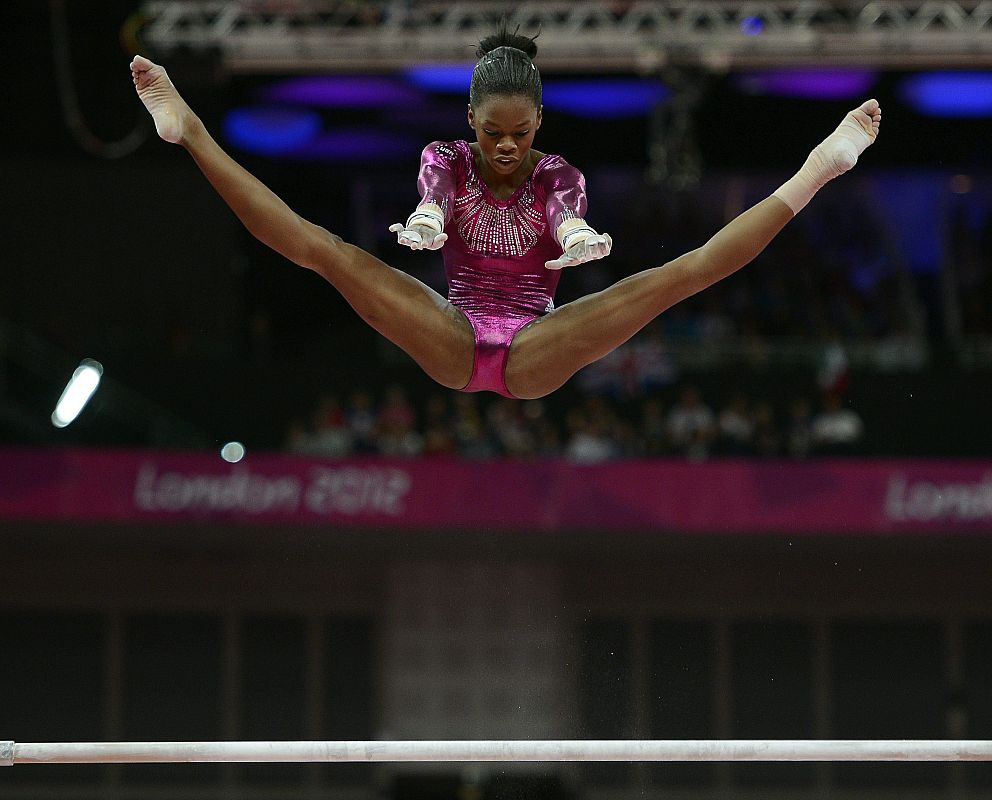 La estadounidense Gabrielle Douglas realiza su ejercicio de barra fija durante el concurso múltiple individual femenino disputado en Londres.