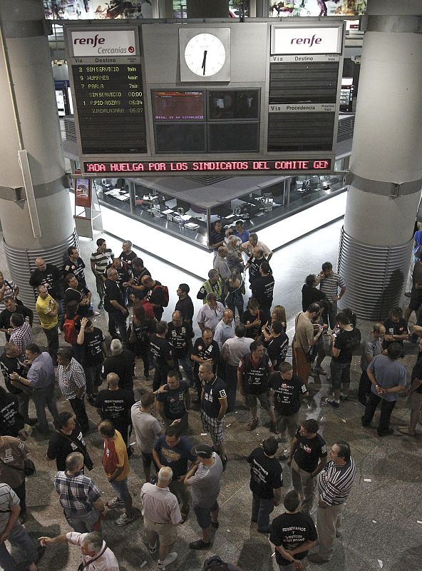 Los trabajadores del sector ferroviario se concentran en la estación de Atocha