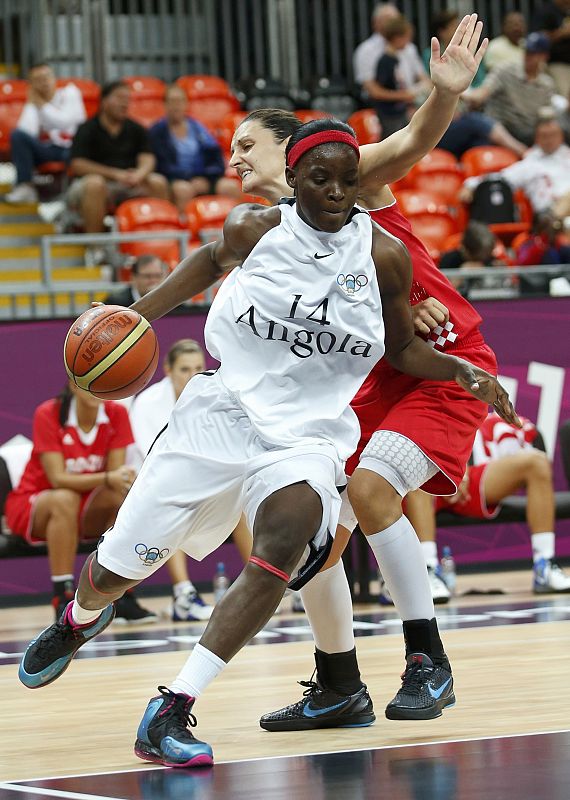 La jugadora angolesa Nadir Manuel, durante el encuentro que disputa su equipo frente a Croacia, en la ronda de grupos de baloncesto femenino.
