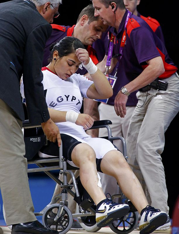 La egipcia Khalil K Abir Abdelrahman es llevada en una silla de ruedas después de la lesión en el grupo de mujeres 75Kg en la competencia de halterofilia de Londres 2012.