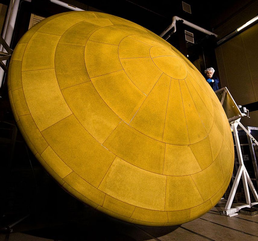 El escudo térmico de Curiosity comparado con el tamaño de una persona