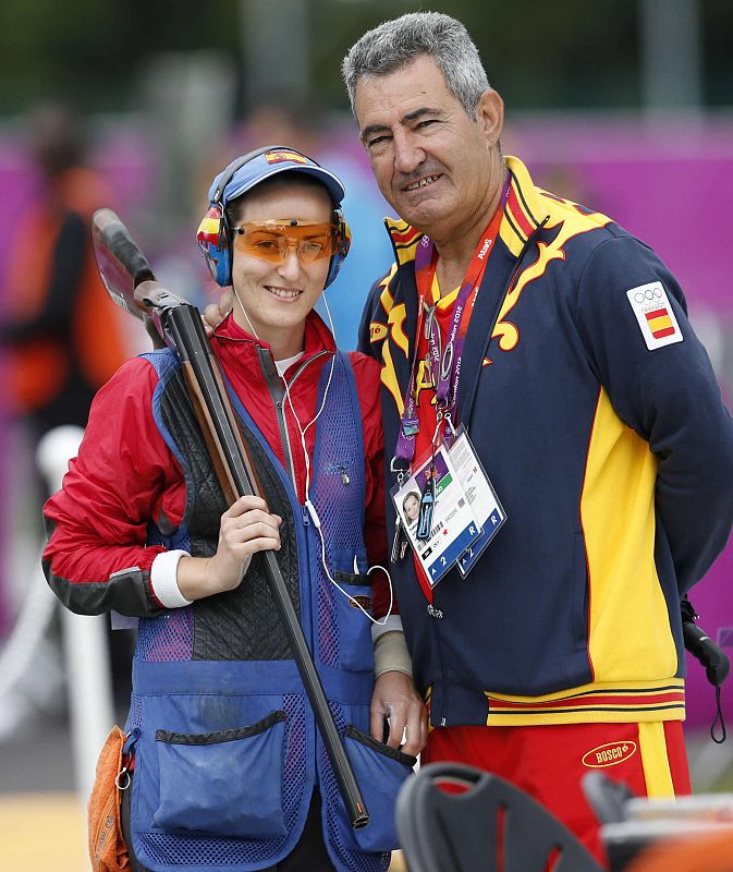 La tiradora española Fátima Gálvez posa con su entrenador José Luis Pérez antes de competir en la ronda clasificatoria para la final de foso olímpico de los Juegos Olímpicos.