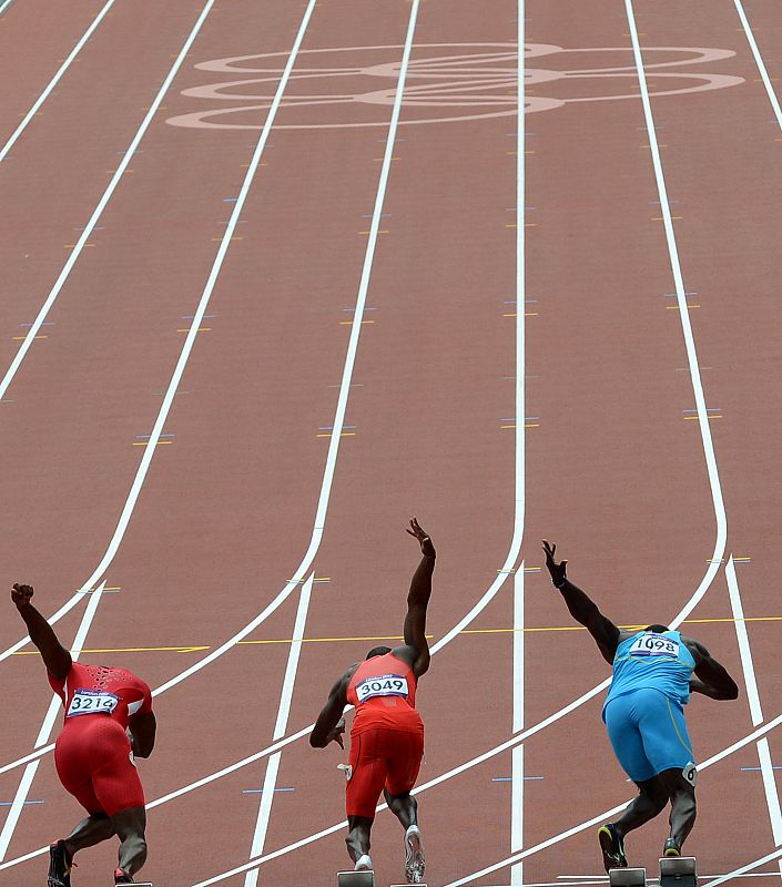 Justin Gatlin, Rondel Sorrillo y Derrick Atkins sobre los tacos de salida