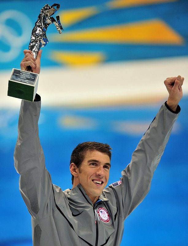A Phelps le han dado tras finalizar el 4x100 estilos un trofeo como "Mejor atleta olímpico de todos los tiempos" entregado por la Federación Internacional de Natación