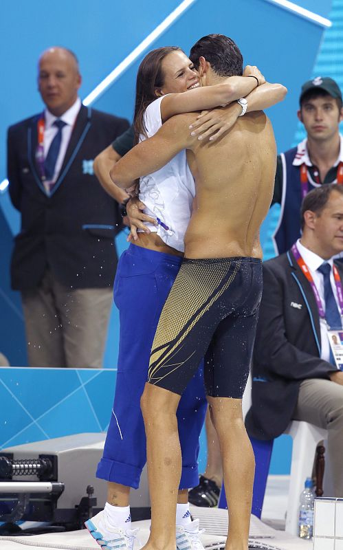 El francés Florent Manaudou abraza a su hermana Laure Manaudou después de la victoria de los 50 m estilo libre.