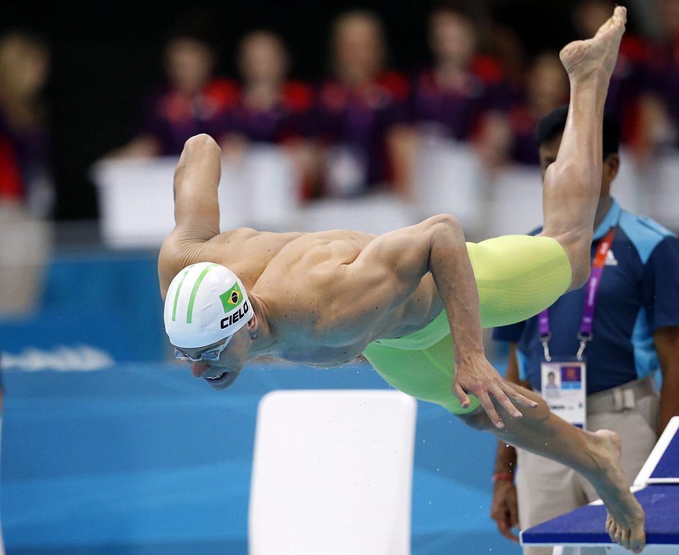 El brasileño Cesar Cielo se lanza a la piscina en su serie de 100 libres.