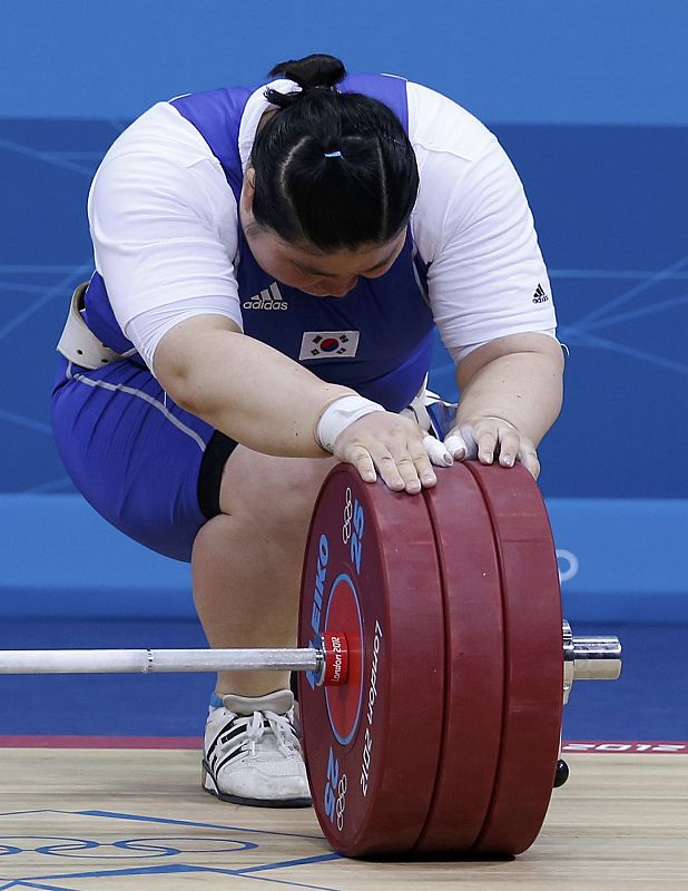 La levantadora de pesas surcoreana Jang Mi-Ran (+75 Kg) se lamenta tras un levantamiento fallido