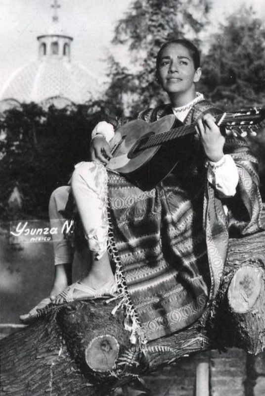 Chavela Vargas junto a su guitarra
