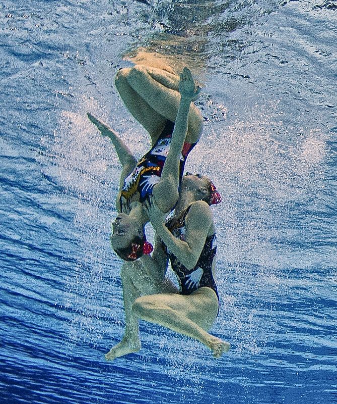 La pareja rusa Natalia Ishchenko y Svetlana Romashina realizan su ejercicio de preliminares de dúos de natación sincronizada.