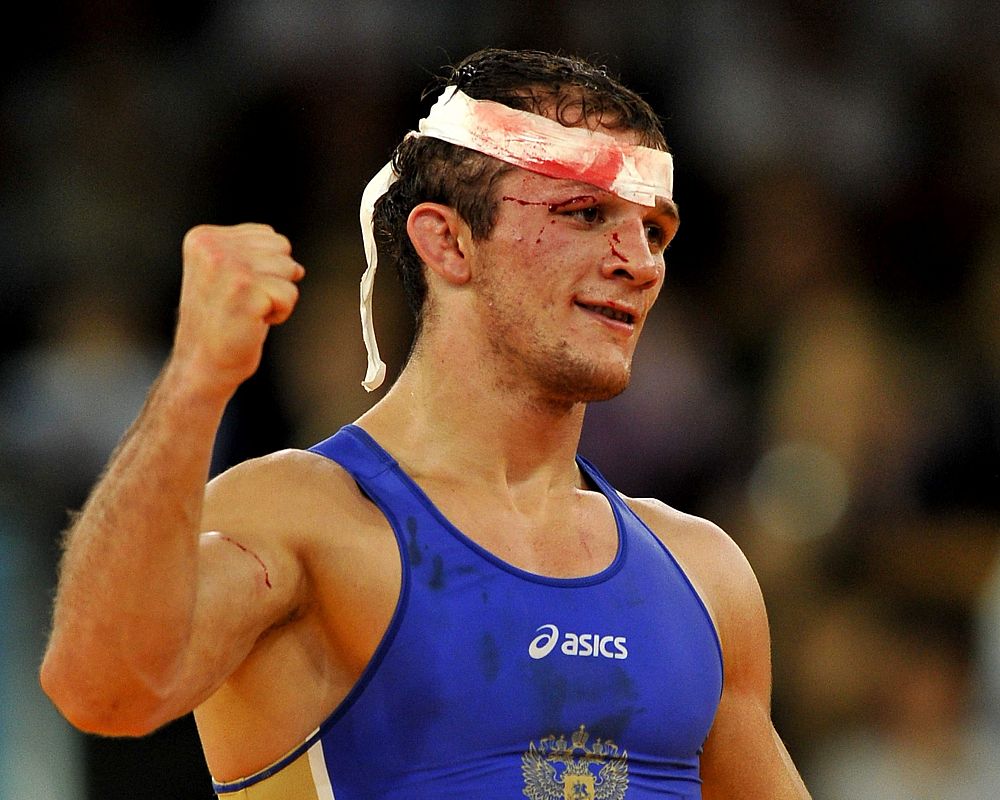 El luchador ruso Alan Khugaev celebra su victoria contra el luchador georgiano Vladimer Gegeshidz en la semifinal de lucha greco-romana de 84kg masculina.