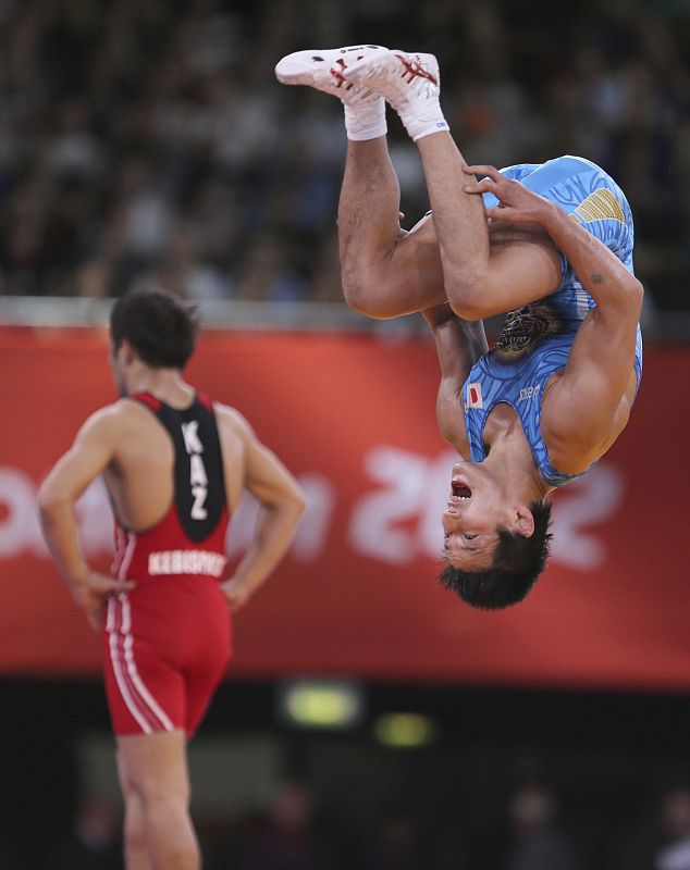 El luchador japonés Ryutaro Matsumoto celebra tras vencer al luchador kazajo Almat Kebispayev en el combate por la medalla de bronce de lucha greco-romana de 60kg masculina.