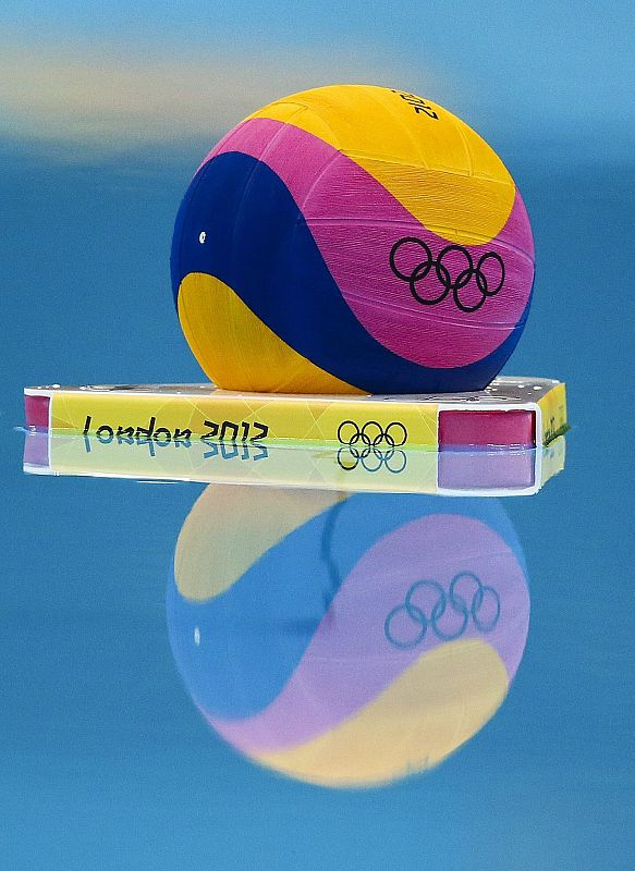 El balón, listo para empezar el partido de waterpolo Gran Bretaña - Montenegro, del grupo B.