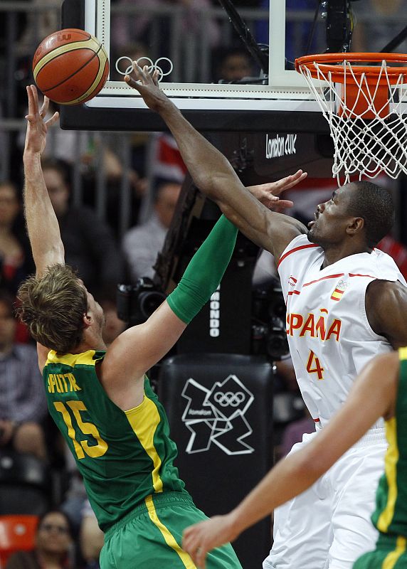 Serge Ibaka y el brasileño Thiago Splitter, durante el partido del torneo olímpico de baloncesto que las selecciones de España y Brasil disputaron hoy.