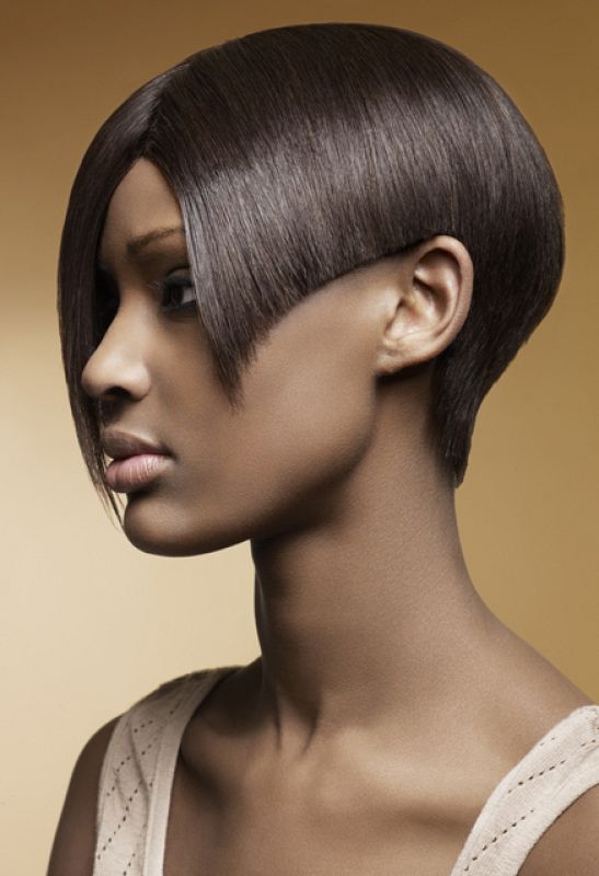 Peinado asimétrico con baño castaño oscuro de Windle and Moodie