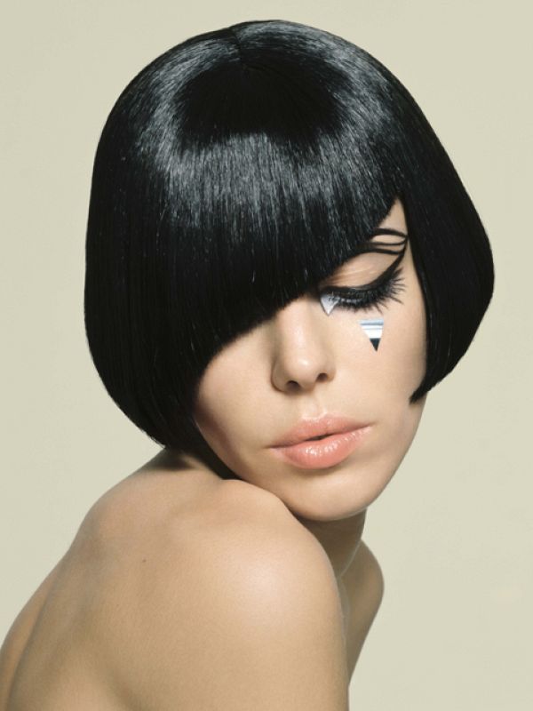 Look con flequillo asimétrico y baño de color negro - Windle and Moodie