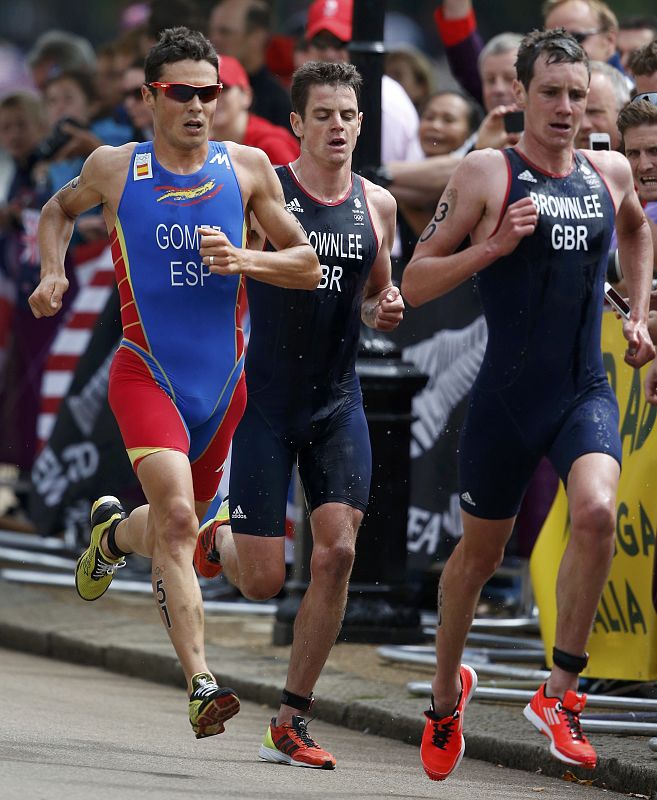 El británico Alistair Brownlee lidera los últimos kilómetros a pie antes de coronarse campeón olímpico de triatlón.