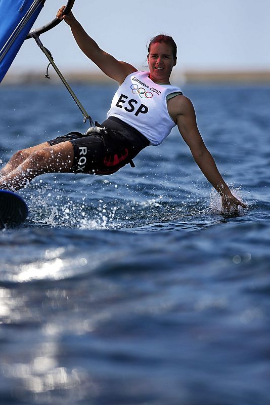 La regatista española Marina Alabau,que compite en la categoría RS:X, durante la jornada de entrenamiento ,en la bahía de la Villa Olimpica de Weymouth, Reino Unido.