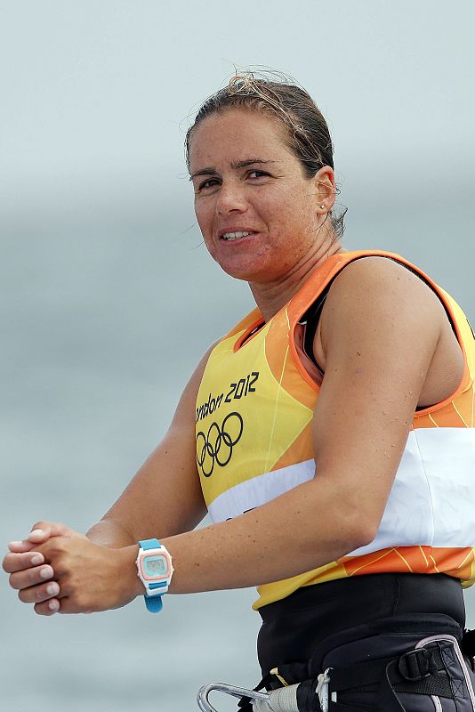La española Marina Alabau tras la  jornada de la competición olímpica de la clase RS:X de vela.