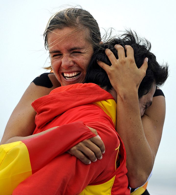 Marina Alabau Neira abraza a su entrenador