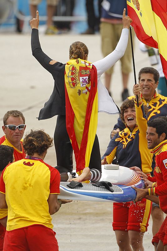 La española Marina Alabau celebra con sus compañeros de equipo la victoria que le ha dado el oro.