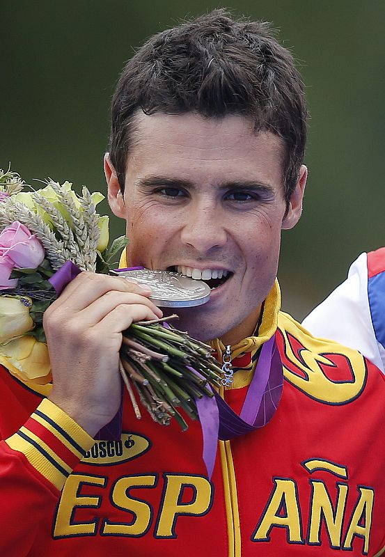 Javier Gómez Noya muerde la medalla de plata de la triatlón masculina