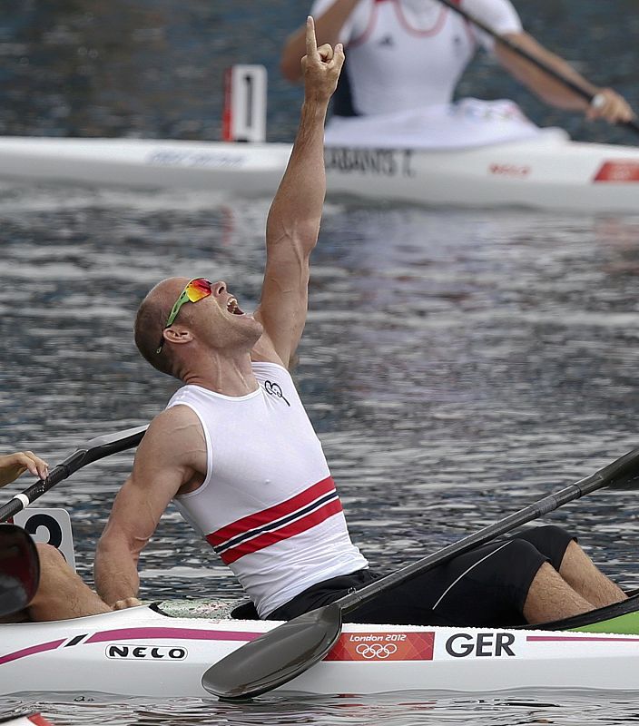 El noruego Eirik Veras Larsen celebra después de terminar primero en la final de kayak individual masculino K1-1000 en los Juegos.