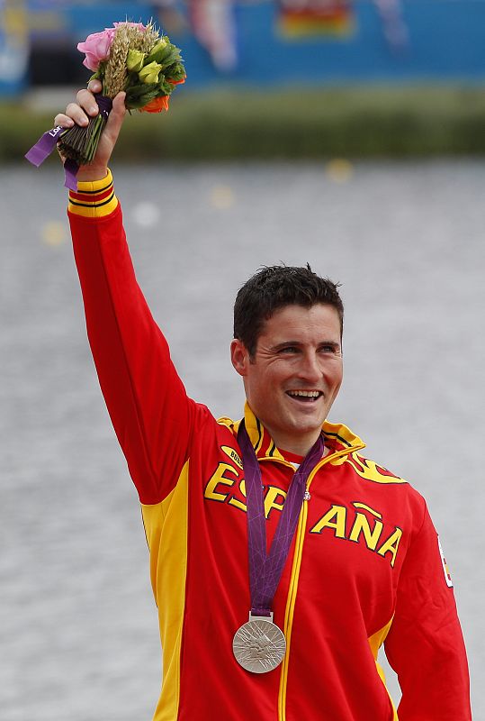 El español David Cal, celebra su medalla de plata en C1 1.000 metros de piragüismo de los Juegos Olímpicos de Londres.