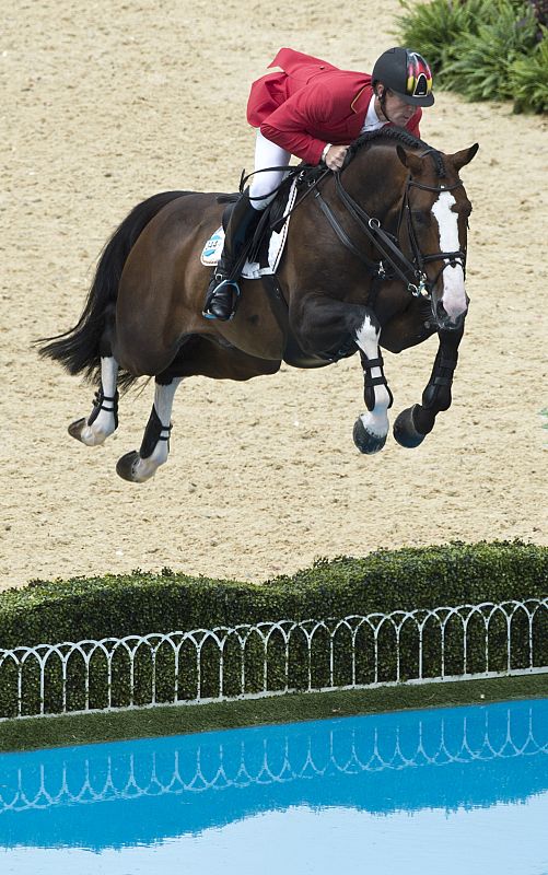 El alemán Ehning Marcus  compite en la exposición individual de salto final de los Juegos que se produjo en el Parque Ecuestre en Greenwich.