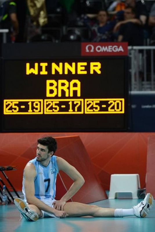 El jugador argentino Facundo Conte después de que los hombres de voleibol de la selección argentina perdieran el partido de cuartos de final ante Brasil en los Juegos Olímpicos de Londres.