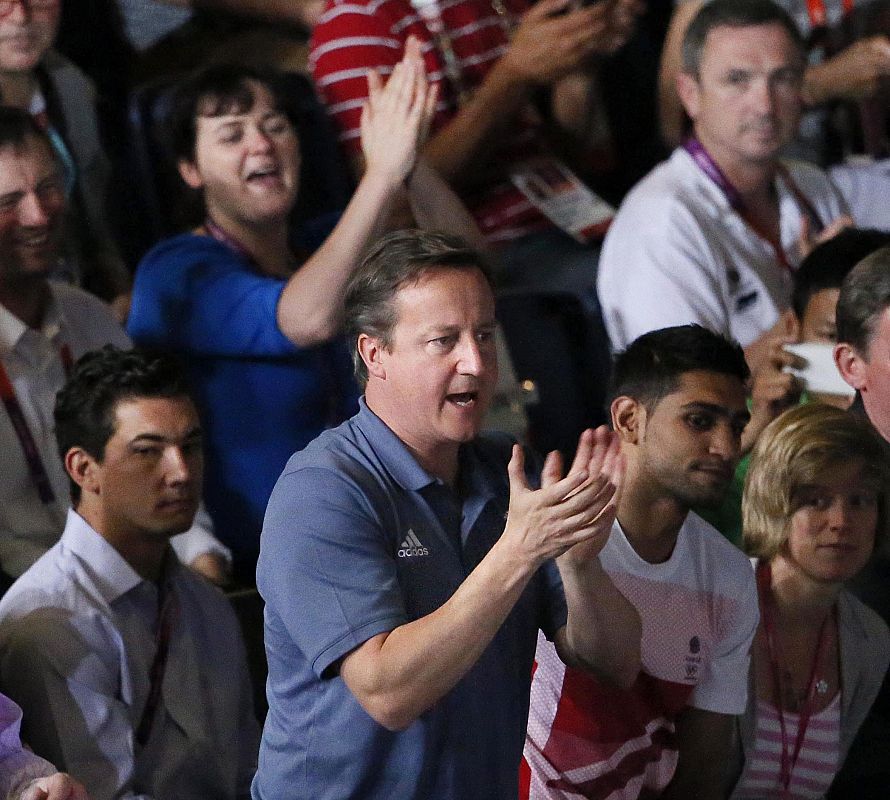 El primer ministro británico David Cameron anima durante el combate de semifinales femeninas de peso mosca 61 kg de los Juegos Olímpicos de Londres 2012.