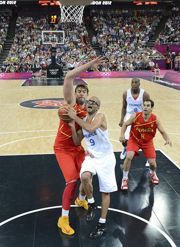 El francés Tony Parker intenta encestar ante el español Marc Gasol durante el partido de baloncesto de cuartos de final.