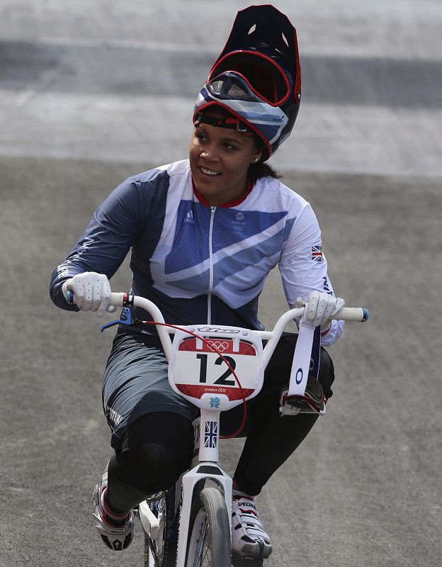 La británica Shanaze Reade compite en la clasificación para las semifinales de ciclismo BMX.