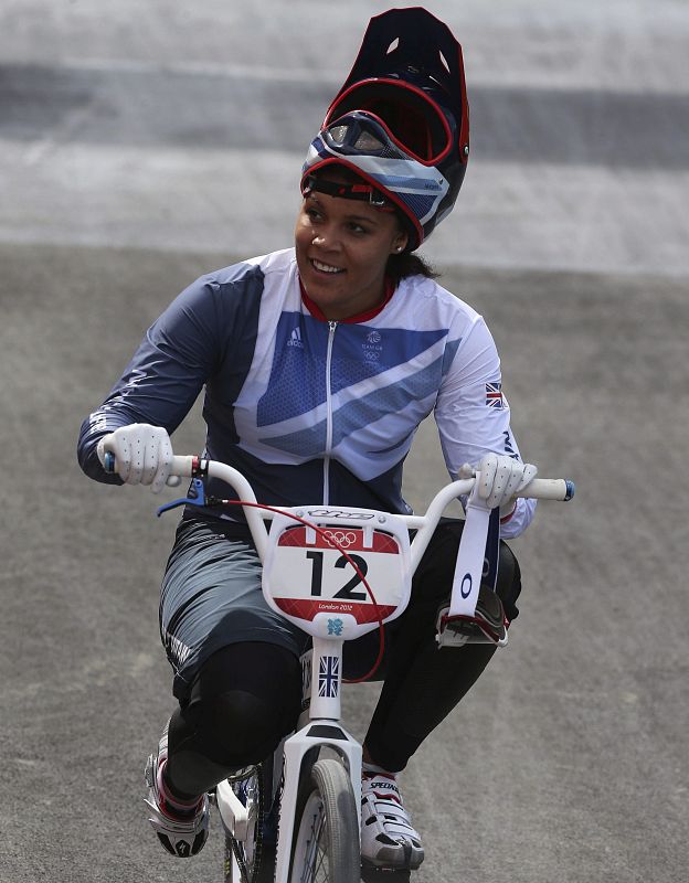 La británica Shanaze Reade compite en la clasificación para las semifinales de ciclismo BMX.