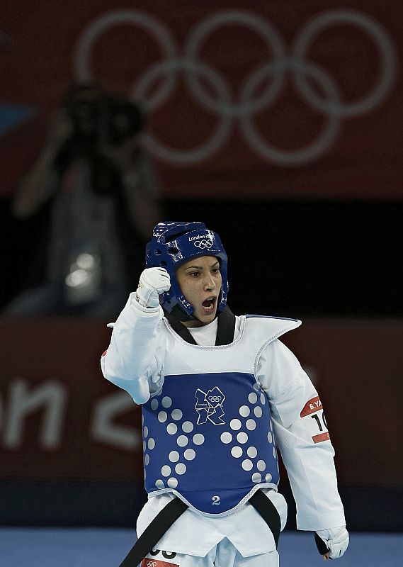 Brigitte Yagüe celebra un punto ante la mexicana Jannet Alegría en el combate de cuartos de final de la categoría de -49 kilos at the London Olympic Games