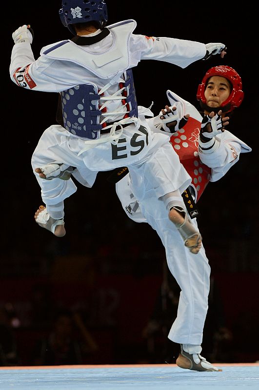 La taekwondista española (azul) lanza una patada a la tailandesa Chanatip Sonkham en semfinales