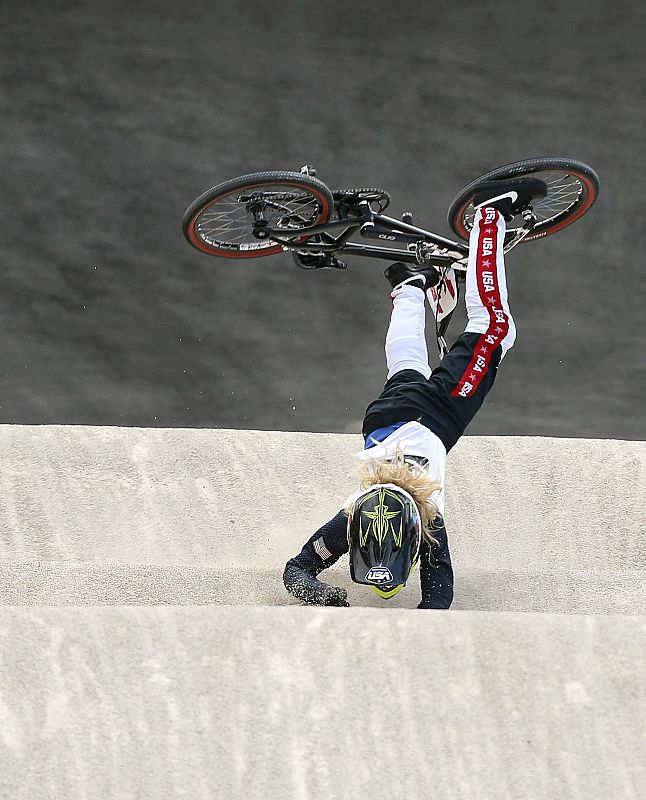 La estadounidense Crain Brooke se cae durante la clasificación para las semifinales de ciclismo BMX.