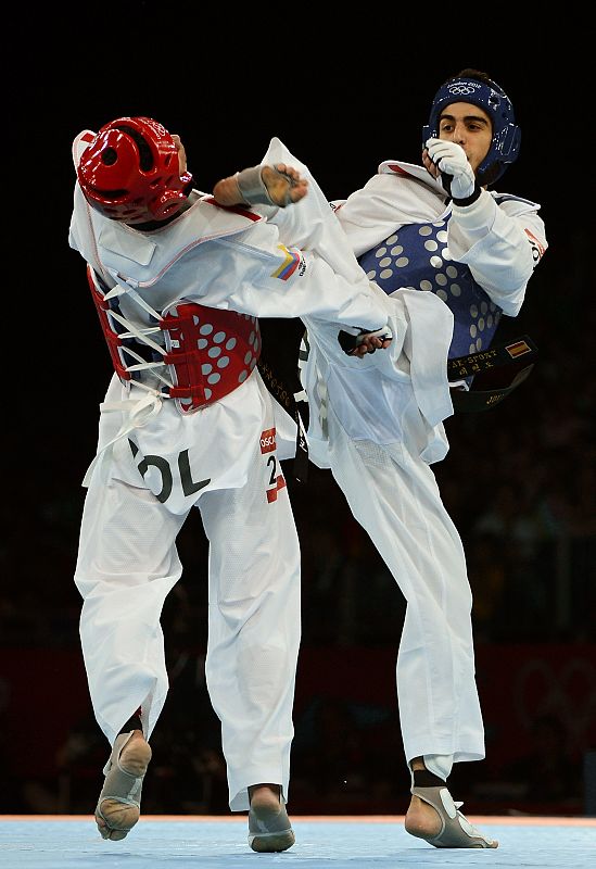 Joel González lanza una patada contra el colombiano Óscar Muñoz durante el combate de semifinales de la categoría de -58 kilos