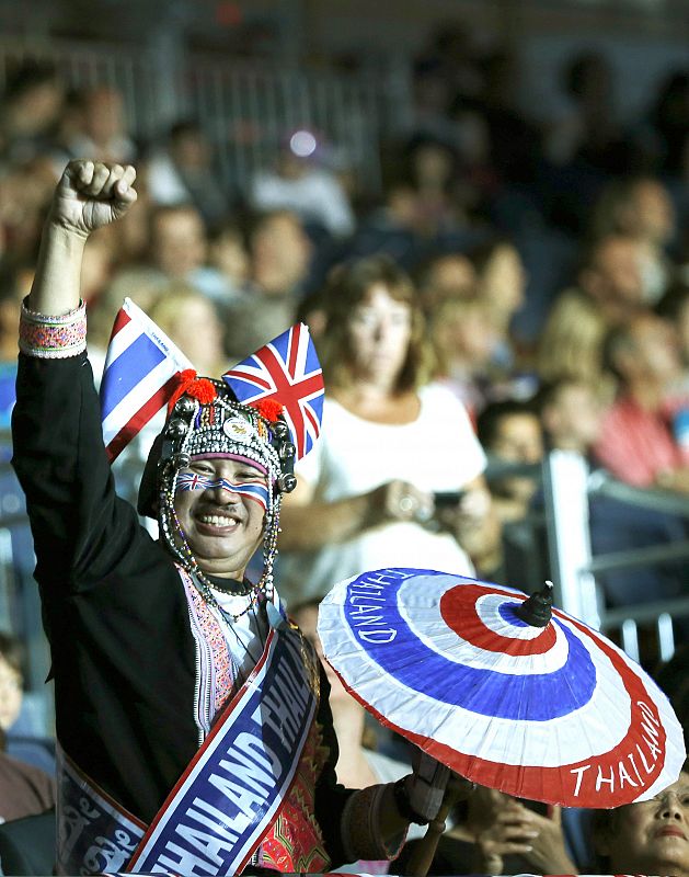 Un seguidor anima durante la jornada del torneo de taekwondo de los Juegos Olímpicos de Londres 2012.