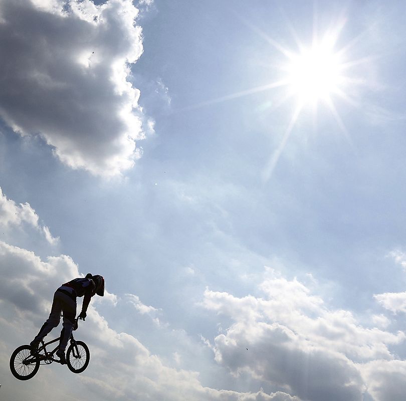 El alemán Luis Brethauer compite en los cuartos de final de Ciclismo BMX de los Juegos Olímpicos de Londres.