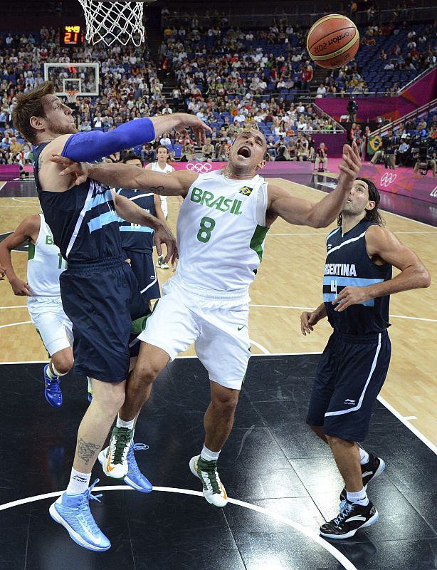 El brasileño Alex Garcia intenta encestar ante el argentino Andres Nocioni durante su partido de cuartos de final de los Juegos Olímpicos.