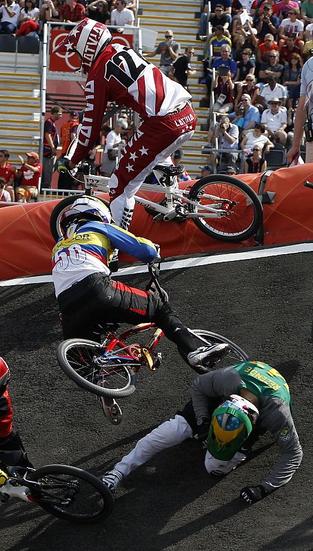 El ecuatoriano Ea Falla Buchel, choca con el brasileño Renato Rezende, en la competición olímpica de BMX .