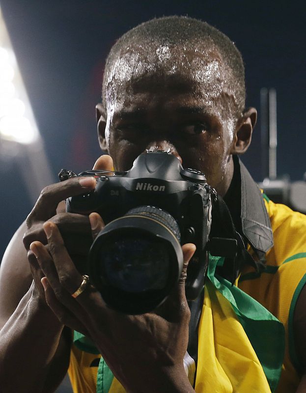 El espectáculo Bolt siempre da para mucho. Si ya le vimos entrevistar en Pekín, en Londres el jamaicano ha ensayado con la cámara de fotos.