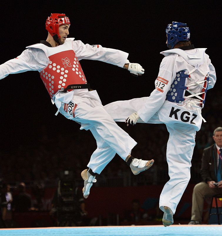 Rasul Abduraim de Kazajistán (azul) combate con Mauro Sarmiento de Italia durante la prueba de taekwondo en la categoría de menos de 80 kg.