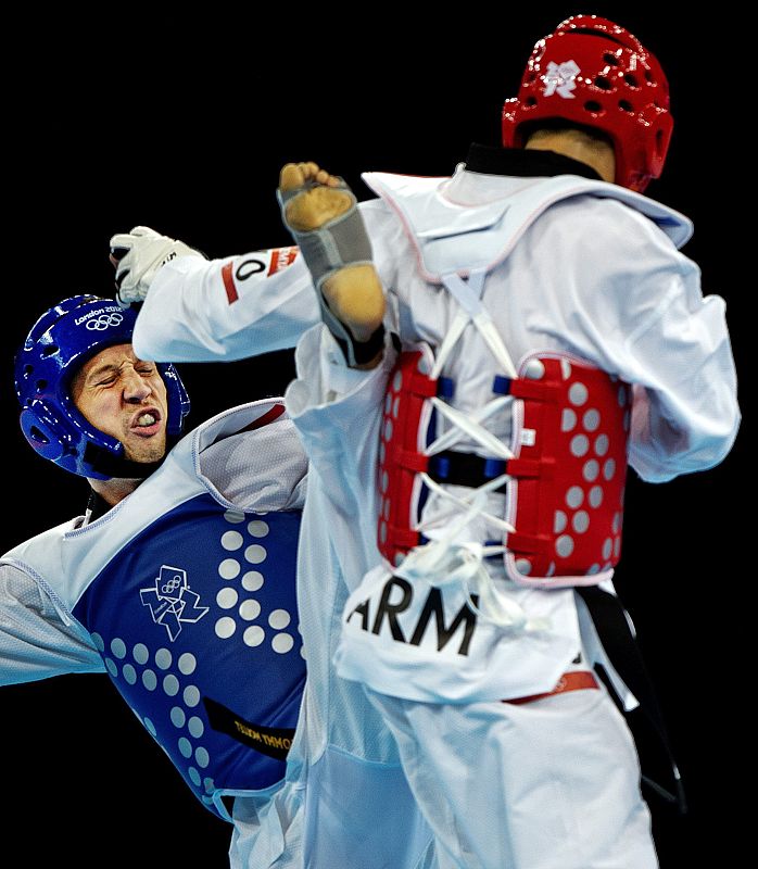 El holandés Tommy Mollet combate contra el armenio Arman Yeremyan en los cuartos de final de taekwondo de -80kg masculino de los Juegos Olímpicos 2012.